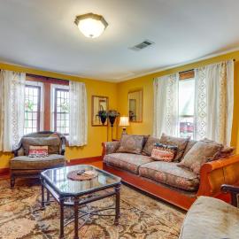 2 Mi to UA: Central Fayetteville Home w/ Patios, ξενοδοχείο σε Fayetteville