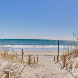 Ocean-View Apt in Emerald Isle - Walk to Beaches!, ξενοδοχείο σε Emerald Isle
