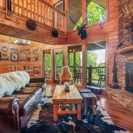 Bear Mountain Chalet in the Woods w/ Hot Tub