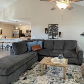 New Beautiful 3 Bedroom Condo in Bettendorf, hotell i Bettendorf