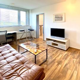 DOMspitzen-BLICK, cooles 2 Zimmer Apt mit Indoor-Swimmingpool auf dem Dach, Küche und Smart-TV