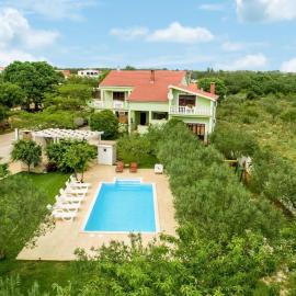Six-Bedroom Holiday Home In Sv Filip I Jakov, hotel a Gorica