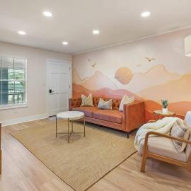 Fido Friendly Condo Sun and Fun Walk to DT Free Parking