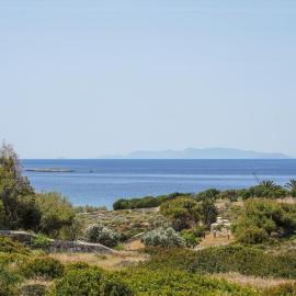 House by the beach,next to village,sunset view, hotell i Finikas