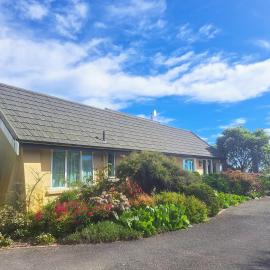 Golden Hills Farm Cottage with Swimming Pool