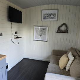Glamping Hut - Sleeps 2 hot tub & parking, hotel din Welshpool