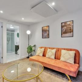 2 Bedroom City Centre Apartment with Free Parking，格洛斯特的飯店