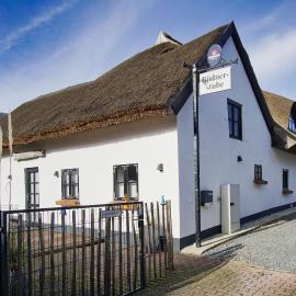 nah am Meer, ruhige Lage, gratis Nutzung vom AHOI Erlebnisbad und Sauna in Sellin - Haus Büdnerstube FeWo 5, hotel a Middelhagen
