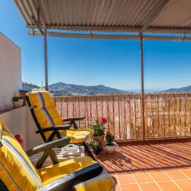 Casa Marlo, Spacious House in the Lively Centre of Cómpeta, Hotel in Cómpeta