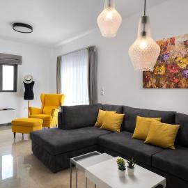 Luxurious and modern house near town and beach, hotel in Asgourou
