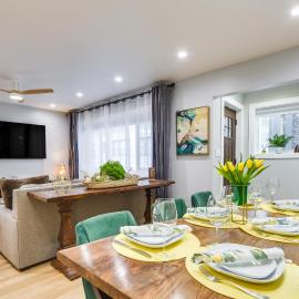 Stylish Chicago Retreat: Walk to Loyola University