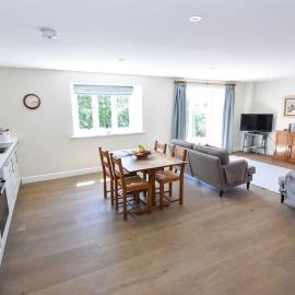 Tranquil cottage in heart of Cotswolds, hotel i Brokenborough
