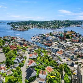 Sentrum - Koselig hus med parkering, ξενοδοχείο σε Arendal