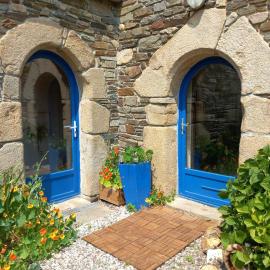 Gîte de l'Alliance 6 à 15 personnes en bord de mer, hotel in Lannion