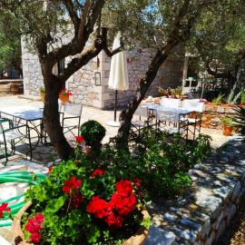 Charouda stone tower xenonas, hotel in Pyrgos Dirou