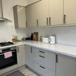 3 Bed Retreat Cardiff Free Parking Long Stays and Short Stays Contractors and Family Friendly, hotel in Cardiff