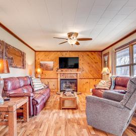 Hayward Home w/ Private Deck, Fire Pit & Kayak!, hótel í Hayward