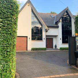 Luxury 5 Bed All En-Suite Cinema Room, hotel in Hale