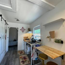Petite Guesthouse with Kitchenette and Private Bathroom, hotel in Lake Isabella