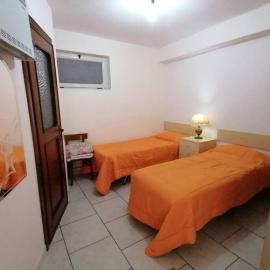 Monolocale 4 posti con cucina e parcheggio gratuito, hotel u gradu Candela