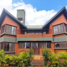 Sadashiv Bungalow - Kudje,3BHK with swimming pool, hotel sa Pune
