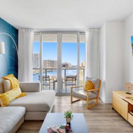 Amazing Pool Apartment with Balcony Near Beach، فندق في شاطئ هالانديل