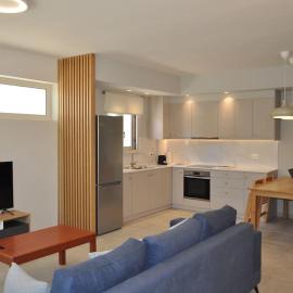 Sunny flat among olive trees, next to the beach, hotel a Módhion