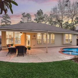 Lovely Woodlands home w/heated pool and spa!，斯普林的飯店