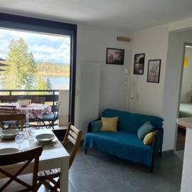 Beau Duplex, au bord du lac Saint-Point، فندق في ماليبونسون