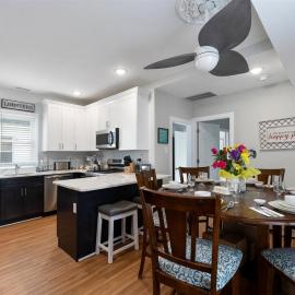 232 W Pine Ave 4 Beds, 2 Baths, hotel in Wildwood