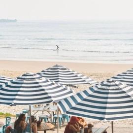 Clarence Court ON THE Beach - Pet-Friendly Beach House Opposite Main Beach - Holiday Yamba, hotel in Yamba
