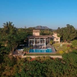 The Estate by StayVista - 3BHK with Mountain View & Jacuzzi, Hotel in Somavadi
