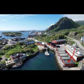 Modern waterfront rorbu with terrace and stunning sea view - free parking, hotel v mestu Stamsund