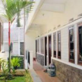Hotel O Qq Kost Near Pantai Kebesaran Beach, hotell i Laleng-balandae
