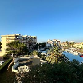 Appartement studio vue sur la Marina, ξενοδοχείο σε Canet-en-Roussillon