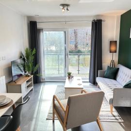 Luxury Canal-side Apartment, Hemel Hempstead, Free parking, Perfect for Contractors