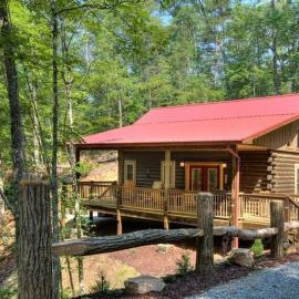 브라이슨 시티에 위치한 호텔 Honeymoon Getaway in woods near NOC and Smoky Mtn RR