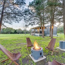 Near Majek Vineyard: Private Schulenburg Cabin, hotel i Schulenburg