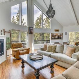 Serene Big Bear Retreat w/ Hot Tub + Game Room!, hotel i Big Bear City
