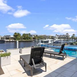 Bribie Bliss: Luxe Canal Living, hotell i Banksia Beach