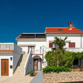 Apartments and rooms with parking space Njivice, Krk - 17010, hotel in Njivice