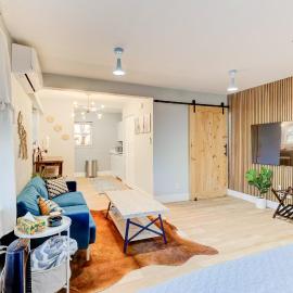 The Moose #7 - Instaworthy Studio with Amazing Views, Free Parking & Heated King Bed