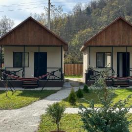 Flora Racha - Lovely Cottages: Ambrolauri şehrinde bir otel