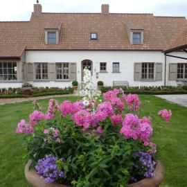 B&B 't Hof van Spiere، فندق في Spiere