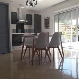 Maison dans une propriété avec une cour, hotel u gradu 'Corneilhan'