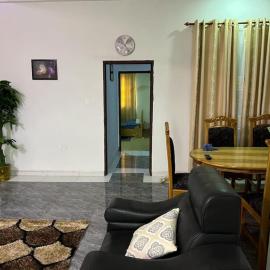 Stunning 2 Bedroom Affordable pl、クマシのホテル