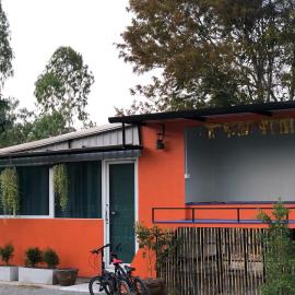 บ้านพักธรรมสิงห์ทองราชบุรี (บ้านกุลริศา), готель у місті Ban Nong Nok Karian
