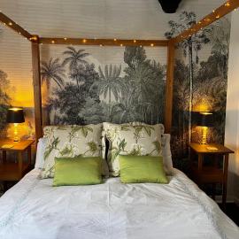 Church View 2 bed apartment heart of Topsham-sleeps 4-king or twin option-4 Poster Bed, hotel in Topsham
