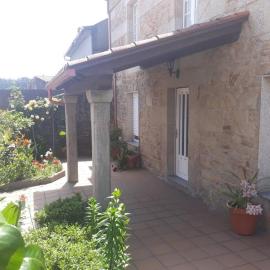 Casa descanso en familia junto a la playa y rio, хотел в Rianjo