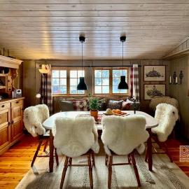Family-friendly cabin at Sjusjøen with ski trails, sauna and fireplace, hotel sa Ringsaker